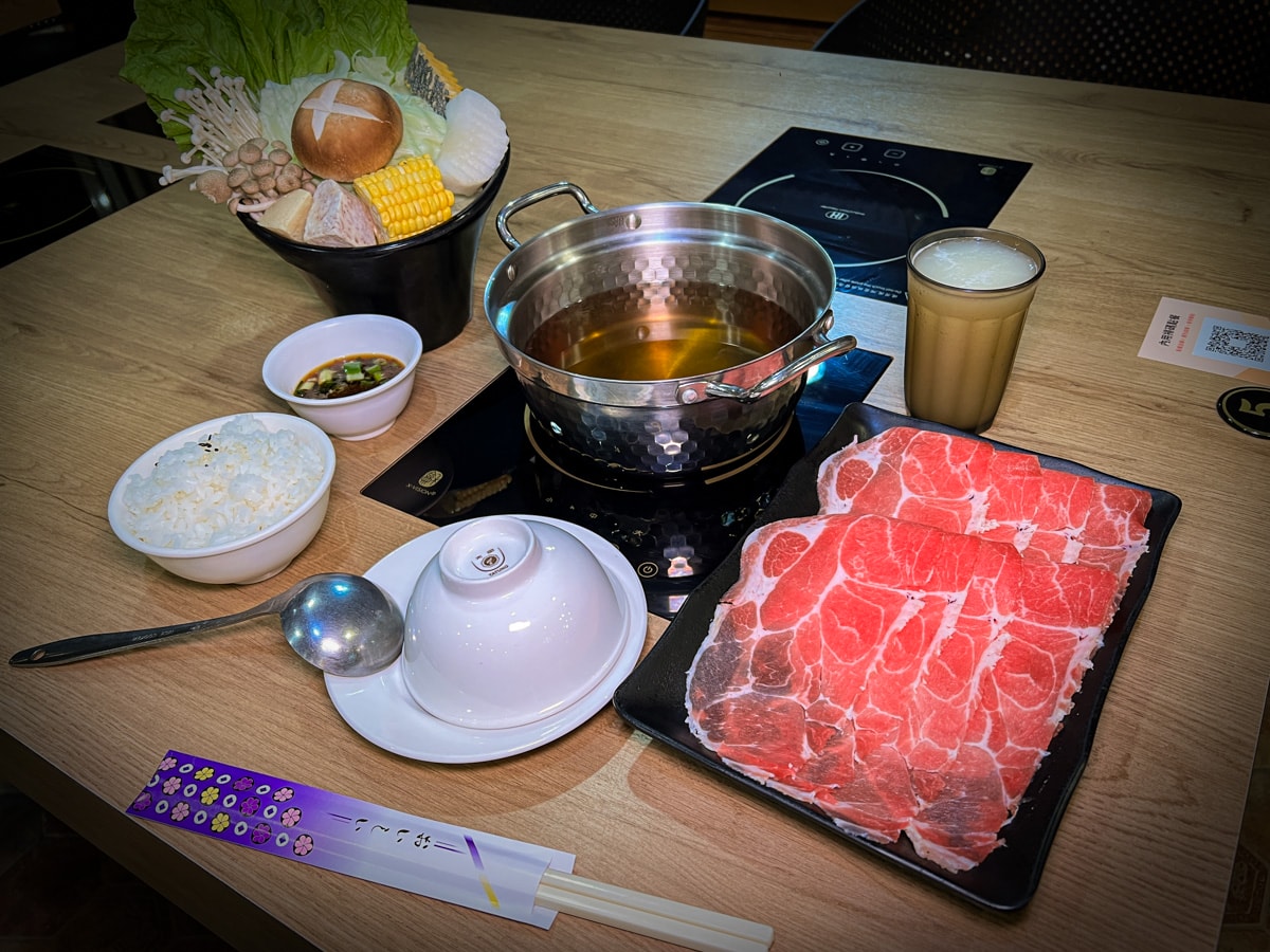 【會來尖石溫泉渡假村】新竹內灣泡湯住宿推薦，大眾池不限時400元起，雙人湯屋只要990元，超高CP值、絕美山林溫泉秘境！