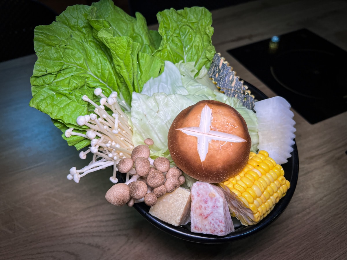 【會來尖石溫泉渡假村】新竹內灣泡湯住宿推薦，大眾池不限時400元起，雙人湯屋只要990元，超高CP值、絕美山林溫泉秘境！