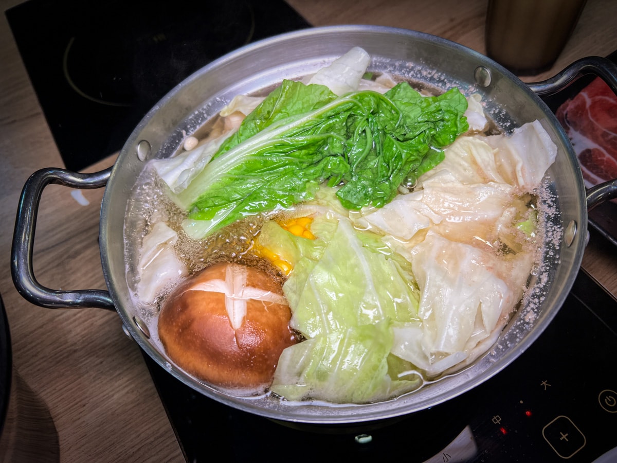【會來尖石溫泉渡假村】新竹內灣泡湯住宿推薦，大眾池不限時400元起，雙人湯屋只要990元，超高CP值、絕美山林溫泉秘境！