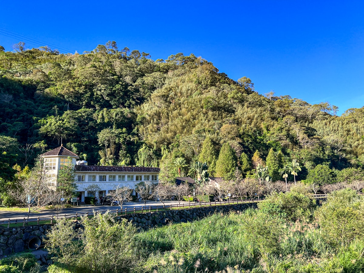 【會來尖石溫泉渡假村】新竹內灣泡湯住宿推薦，大眾池不限時400元起，雙人湯屋只要990元，超高CP值、絕美山林溫泉秘境！