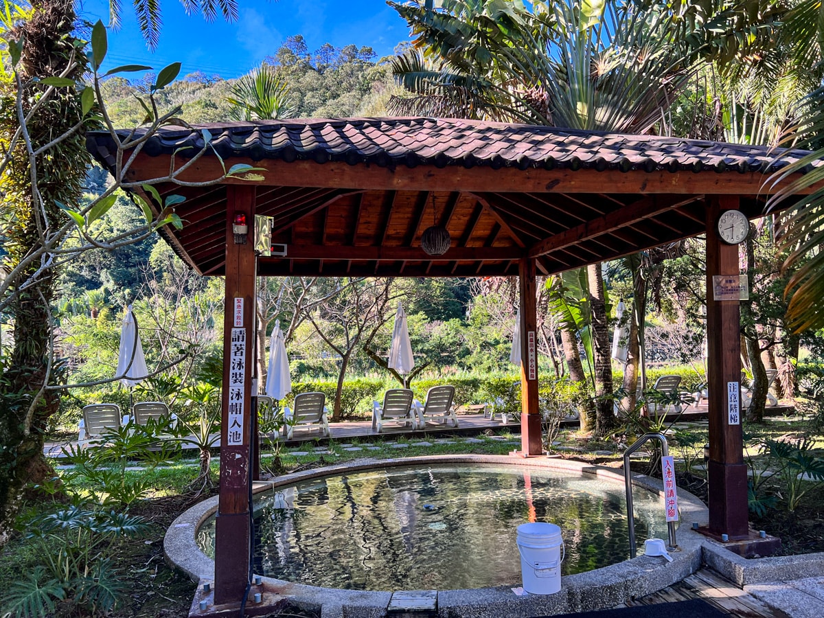 【會來尖石溫泉渡假村】新竹內灣泡湯住宿推薦，大眾池不限時400元起，雙人湯屋只要990元，超高CP值、絕美山林溫泉秘境！