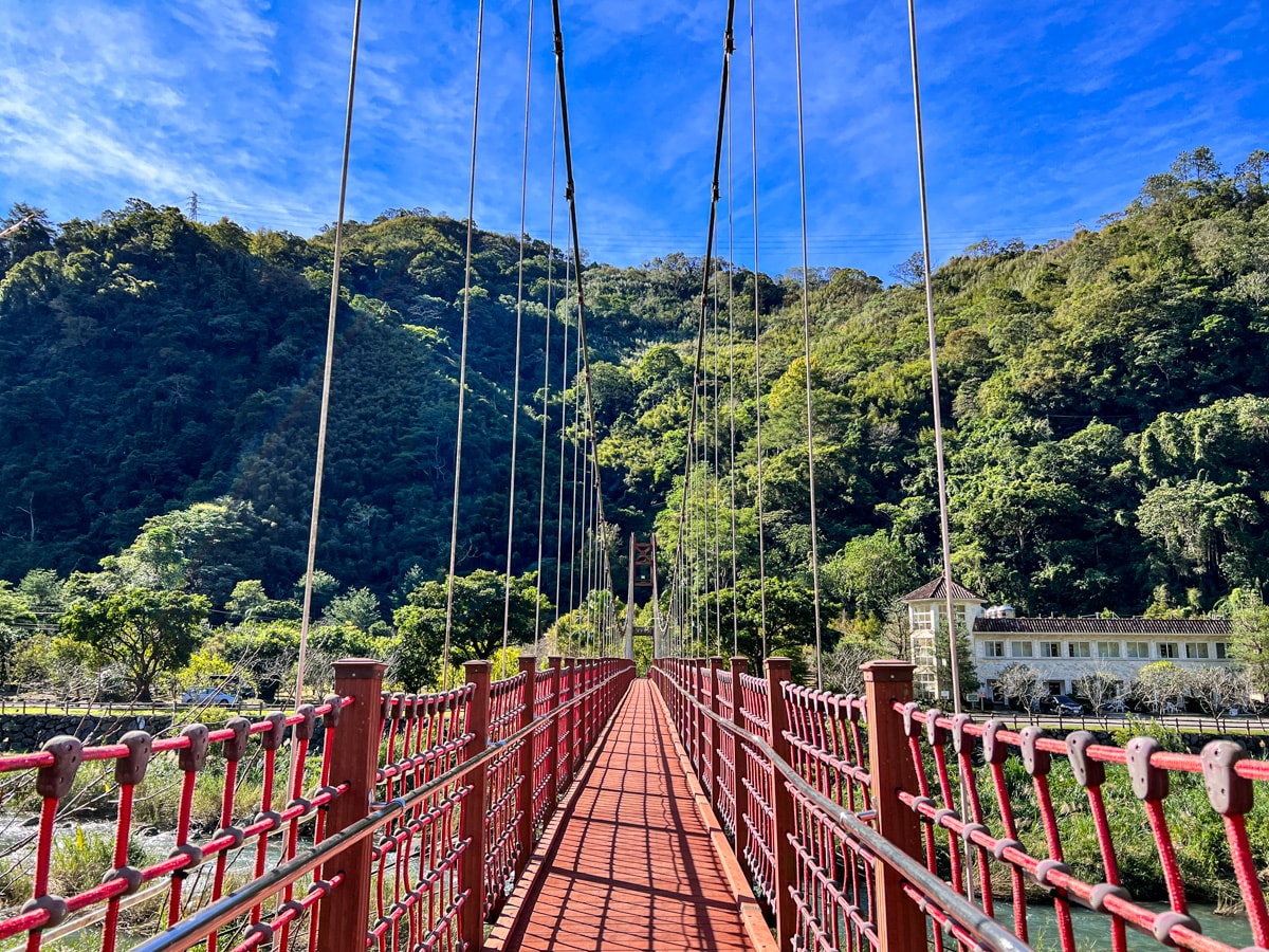 【會來尖石溫泉渡假村】新竹內灣泡湯住宿推薦，大眾池不限時400元起，雙人湯屋只要990元，超高CP值、絕美山林溫泉秘境！