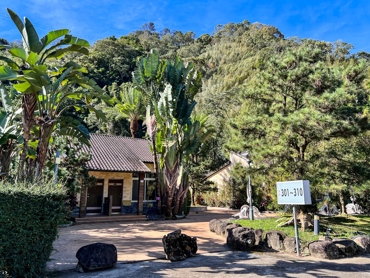【會來尖石溫泉渡假村】新竹內灣泡湯住宿推薦，大眾池不限時400元起，雙人湯屋只要990元，超高CP值、絕美山林溫泉秘境！