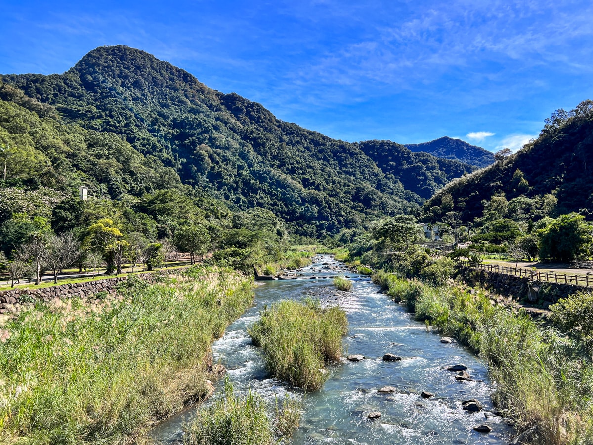 【會來尖石溫泉渡假村】新竹內灣泡湯住宿推薦，大眾池不限時400元起，雙人湯屋只要990元，超高CP值、絕美山林溫泉秘境！