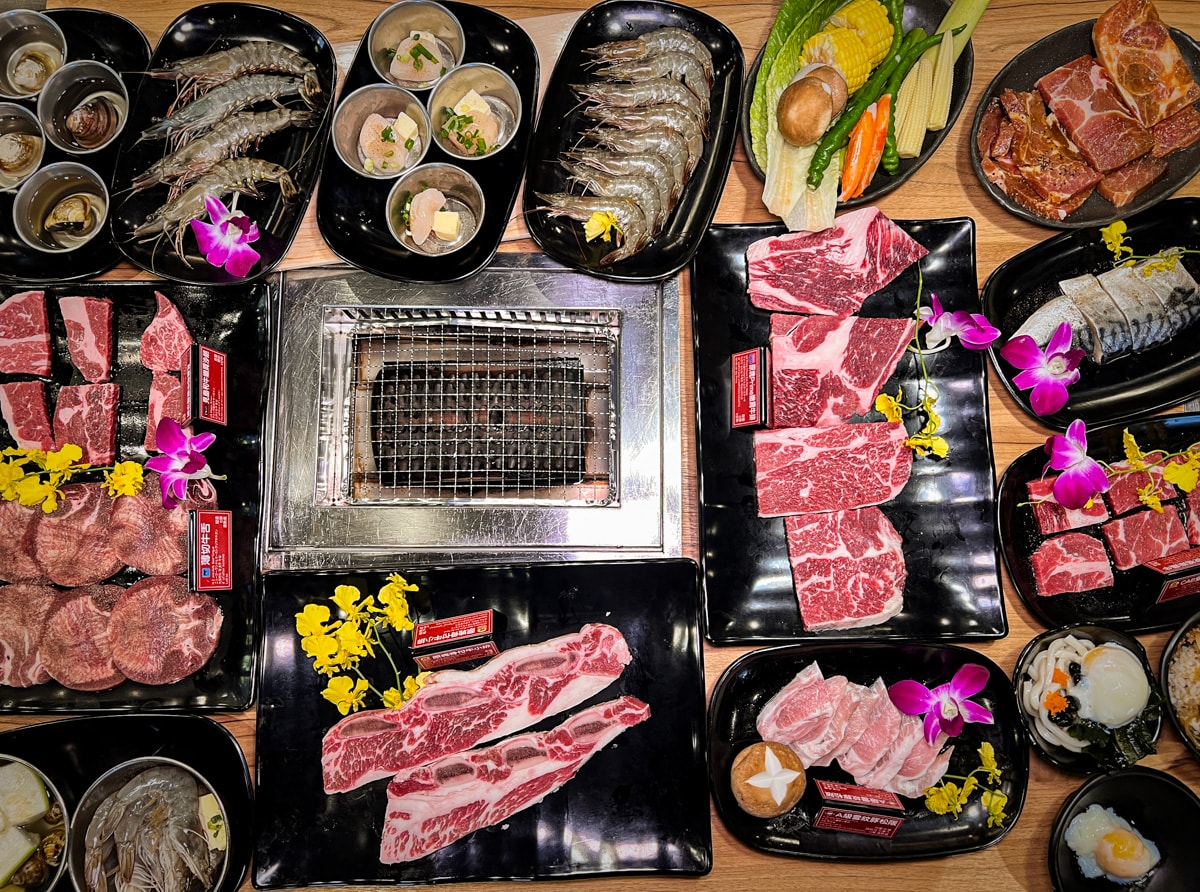 【熊一頂級燒肉】基隆評分最高美食推薦，598元起燒肉制霸！熊一燒肉登頂攻略，基隆唯一無敵海景燒肉吃到飽