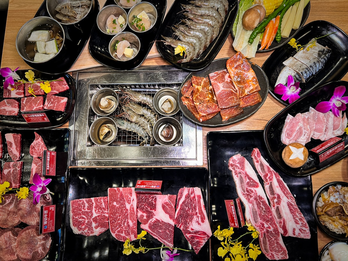 【熊一頂級燒肉】基隆評分最高美食推薦，598元起燒肉制霸！熊一燒肉登頂攻略，基隆唯一無敵海景燒肉吃到飽
