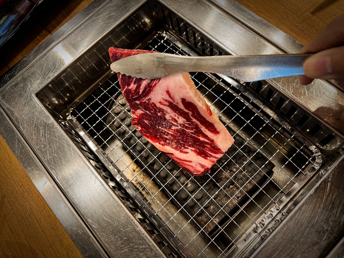 【熊一頂級燒肉】基隆評分最高美食推薦，598元起燒肉制霸！熊一燒肉登頂攻略，基隆唯一無敵海景燒肉吃到飽