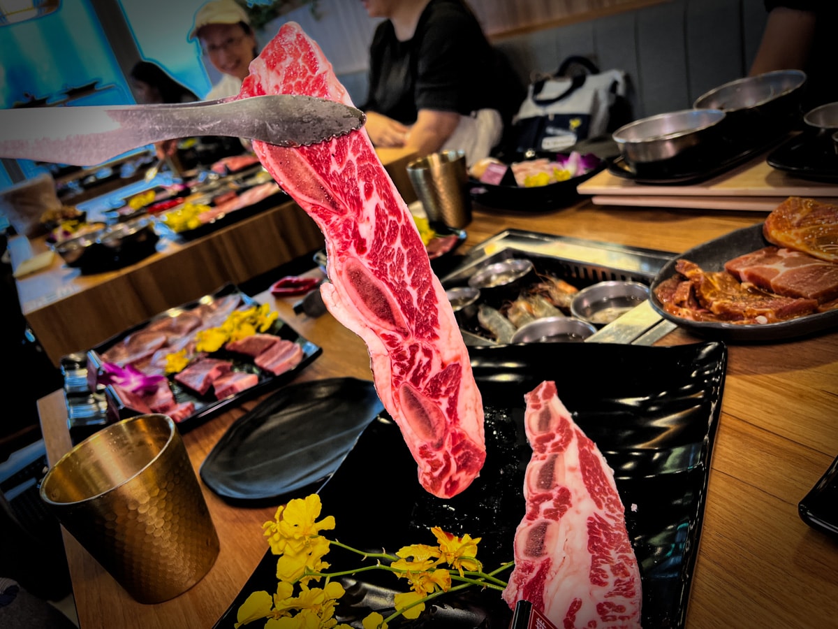 【熊一頂級燒肉】基隆評分最高美食推薦，598元起燒肉制霸！熊一燒肉登頂攻略，基隆唯一無敵海景燒肉吃到飽