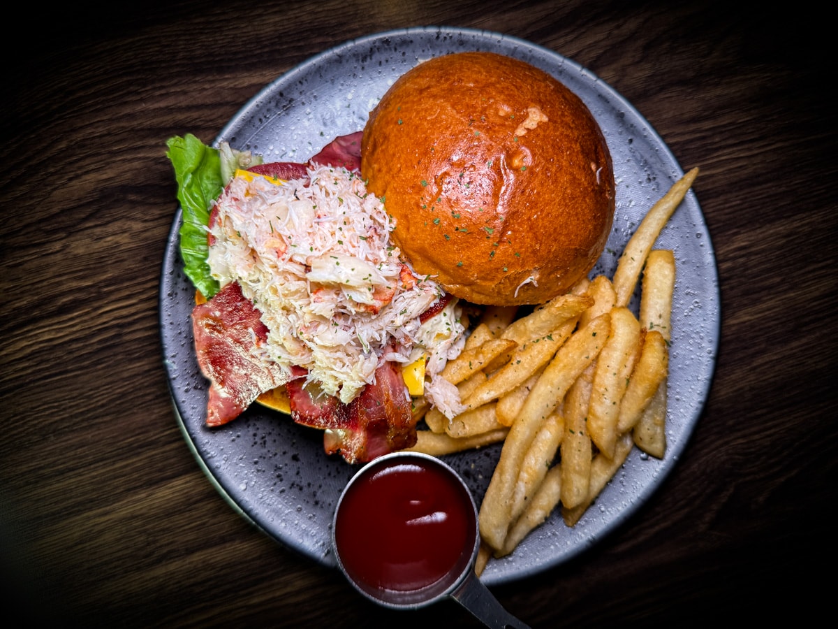 【ABV 美式餐酒館】台北東區特色餐廳推薦，美國海鮮期間限定料理！大啖東北海陸大拼盤、蟹肉及龍蝦肉漢堡