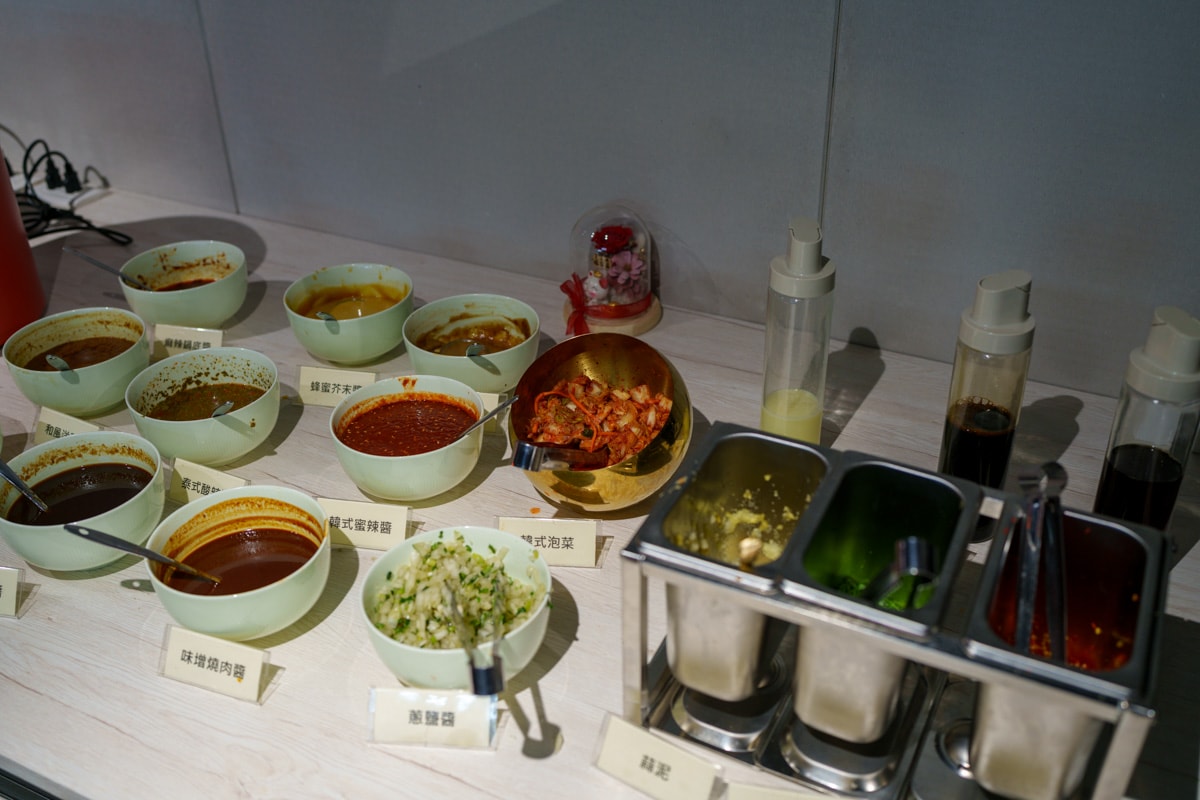 【炎上燒肉】板橋江子翠人氣燒肉吃到飽推薦，高達8種秘製沾醬，平日最低698元起即享生啤酒暢飲，和牛、生蠔、生食級干貝任你挑選！江子翠美食推薦