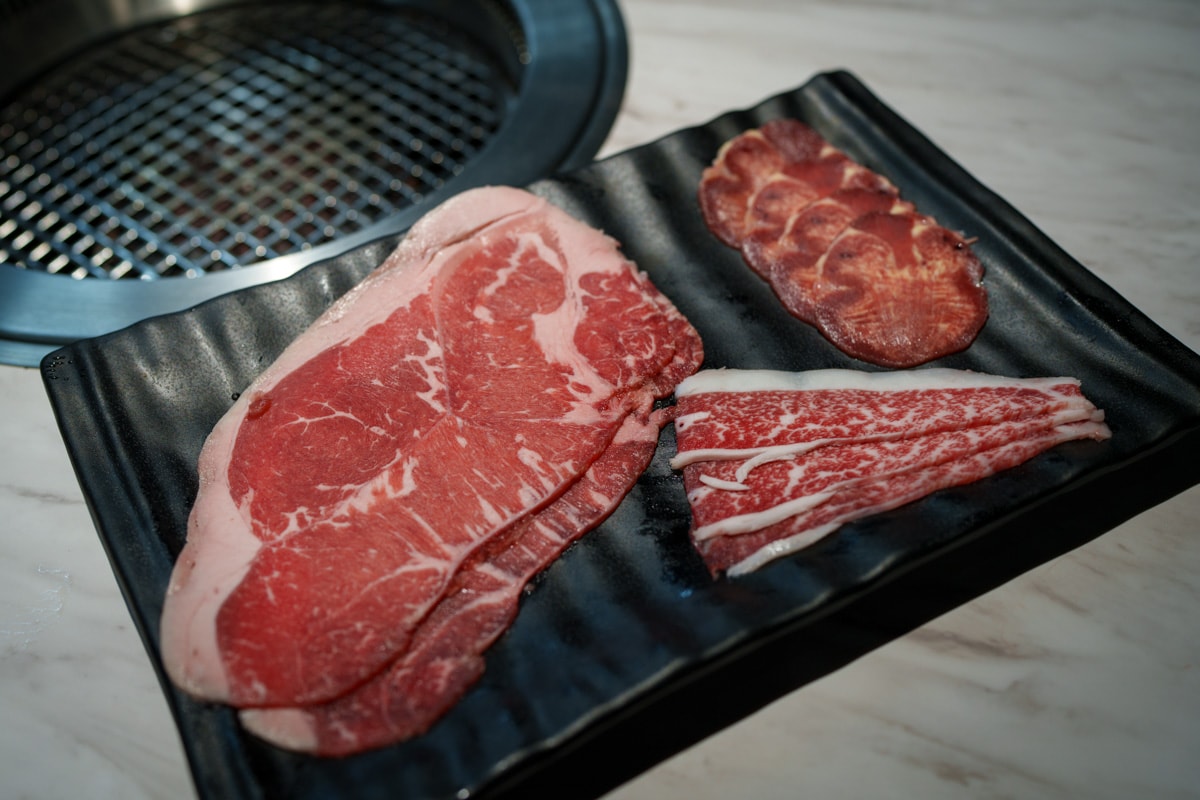 【炎上燒肉】板橋江子翠人氣燒肉吃到飽推薦，高達8種秘製沾醬，平日最低698元起即享生啤酒暢飲，和牛、生蠔、生食級干貝任你挑選！江子翠美食推薦