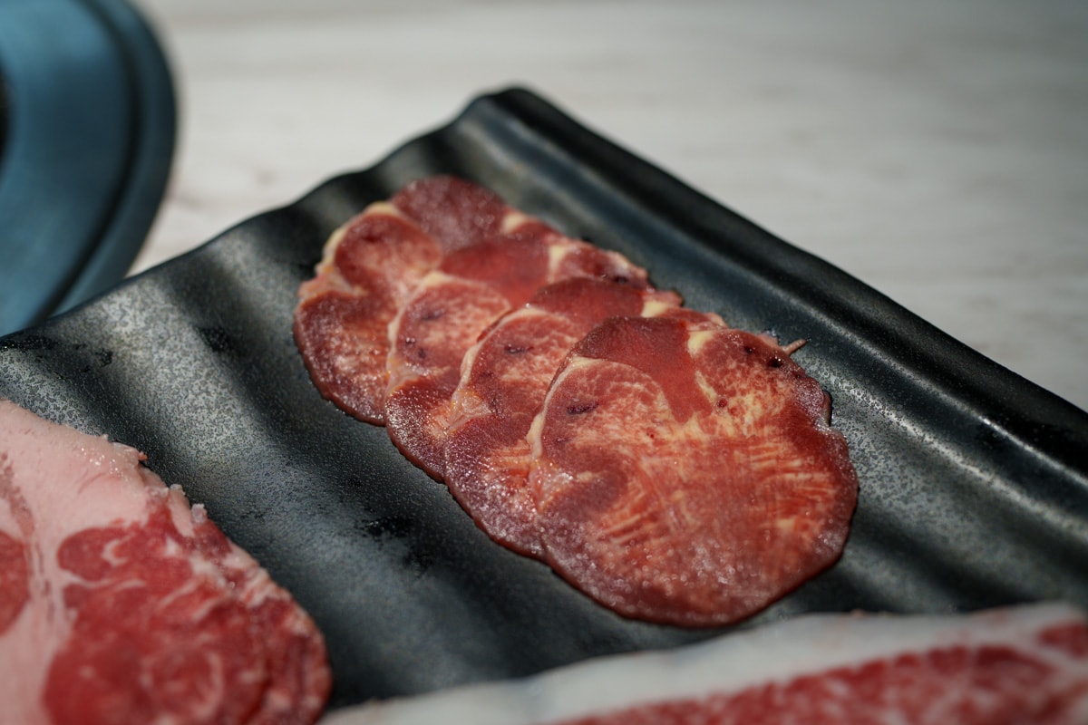【炎上燒肉】板橋江子翠人氣燒肉吃到飽推薦，高達8種秘製沾醬，平日最低698元起即享生啤酒暢飲，和牛、生蠔、生食級干貝任你挑選！江子翠美食推薦