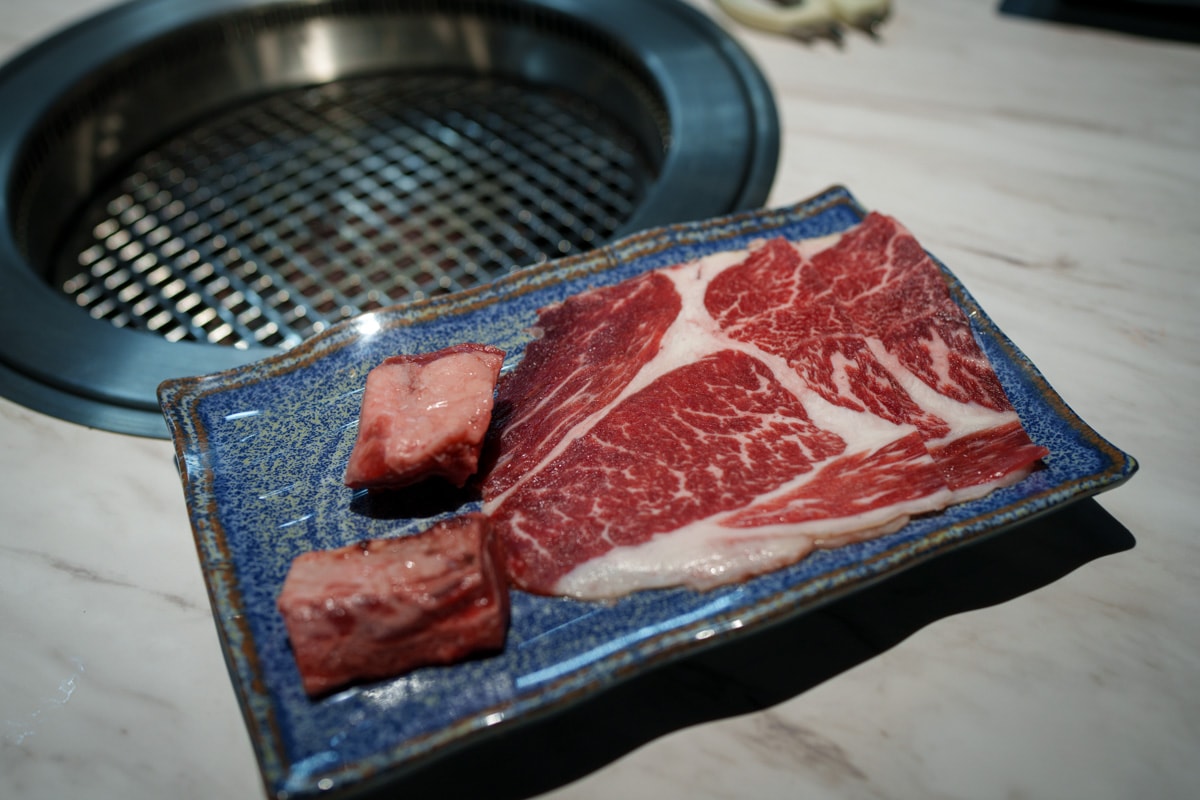 【炎上燒肉】板橋江子翠人氣燒肉吃到飽推薦，高達8種秘製沾醬，平日最低698元起即享生啤酒暢飲，和牛、生蠔、生食級干貝任你挑選！江子翠美食推薦
