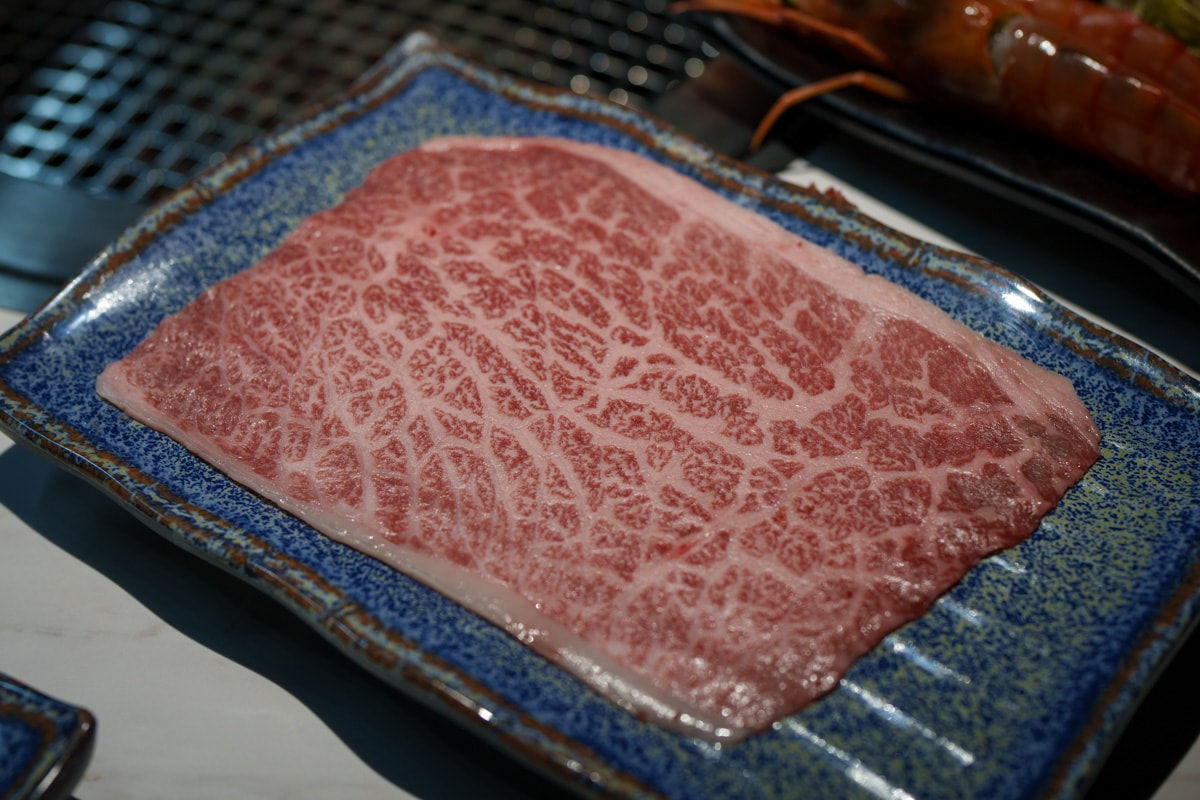 【炎上燒肉】板橋江子翠人氣燒肉吃到飽推薦，高達8種秘製沾醬，平日最低698元起即享生啤酒暢飲，和牛、生蠔、生食級干貝任你挑選！江子翠美食推薦