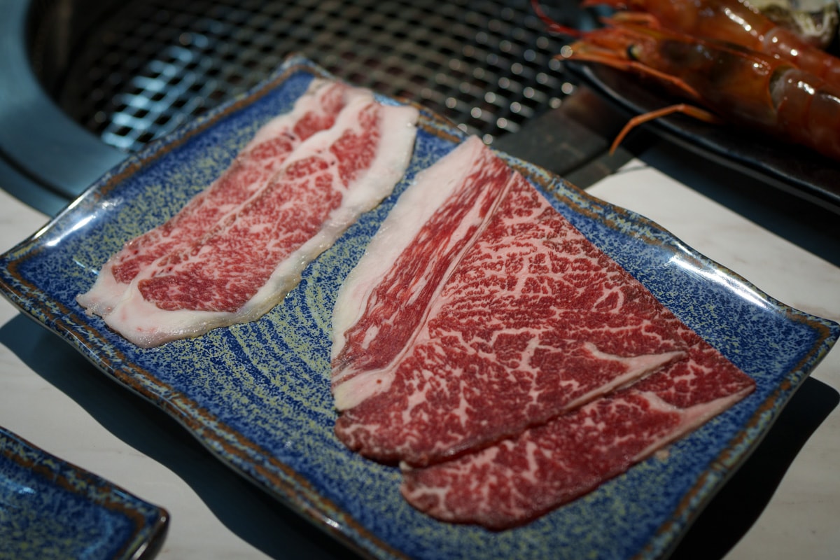 【炎上燒肉】板橋江子翠人氣燒肉吃到飽推薦，高達8種秘製沾醬，平日最低698元起即享生啤酒暢飲，和牛、生蠔、生食級干貝任你挑選！江子翠美食推薦