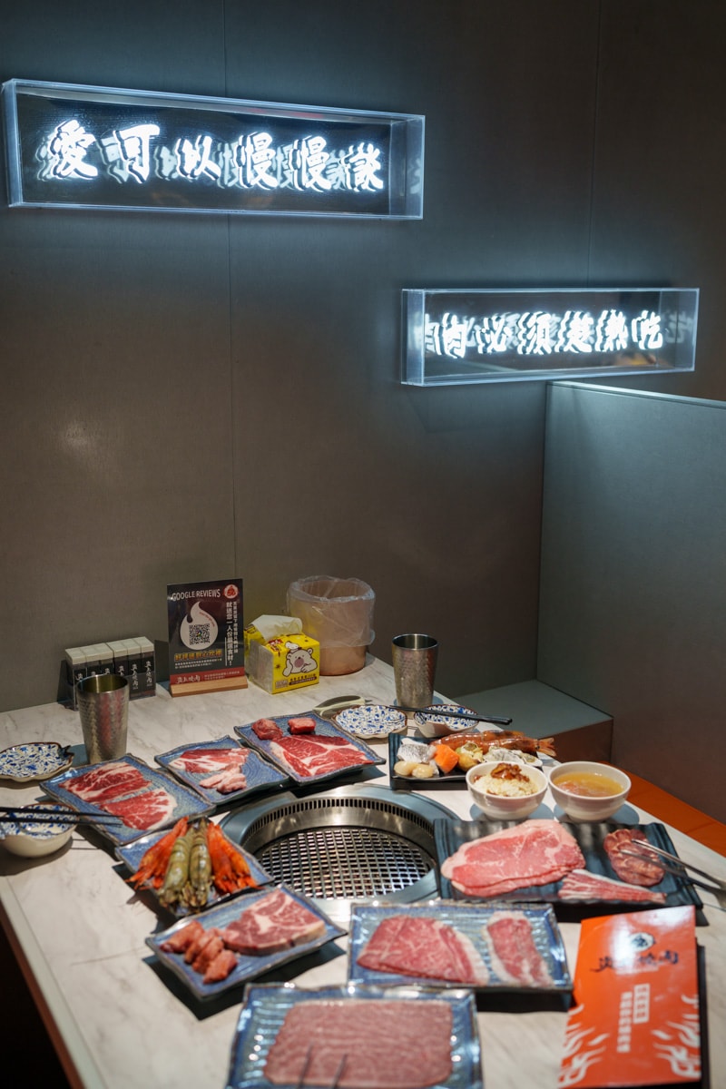 【炎上燒肉】板橋江子翠人氣燒肉吃到飽推薦，高達8種秘製沾醬，平日最低698元起即享生啤酒暢飲，和牛、生蠔、生食級干貝任你挑選！江子翠美食推薦