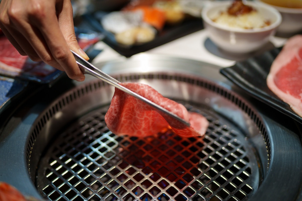 【炎上燒肉】板橋江子翠人氣燒肉吃到飽推薦，高達8種秘製沾醬，平日最低698元起即享生啤酒暢飲，和牛、生蠔、生食級干貝任你挑選！江子翠美食推薦