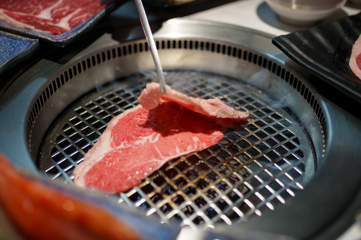【炎上燒肉】板橋江子翠人氣燒肉吃到飽推薦，高達8種秘製沾醬，平日最低698元起即享生啤酒暢飲，和牛、生蠔、生食級干貝任你挑選！江子翠美食推薦