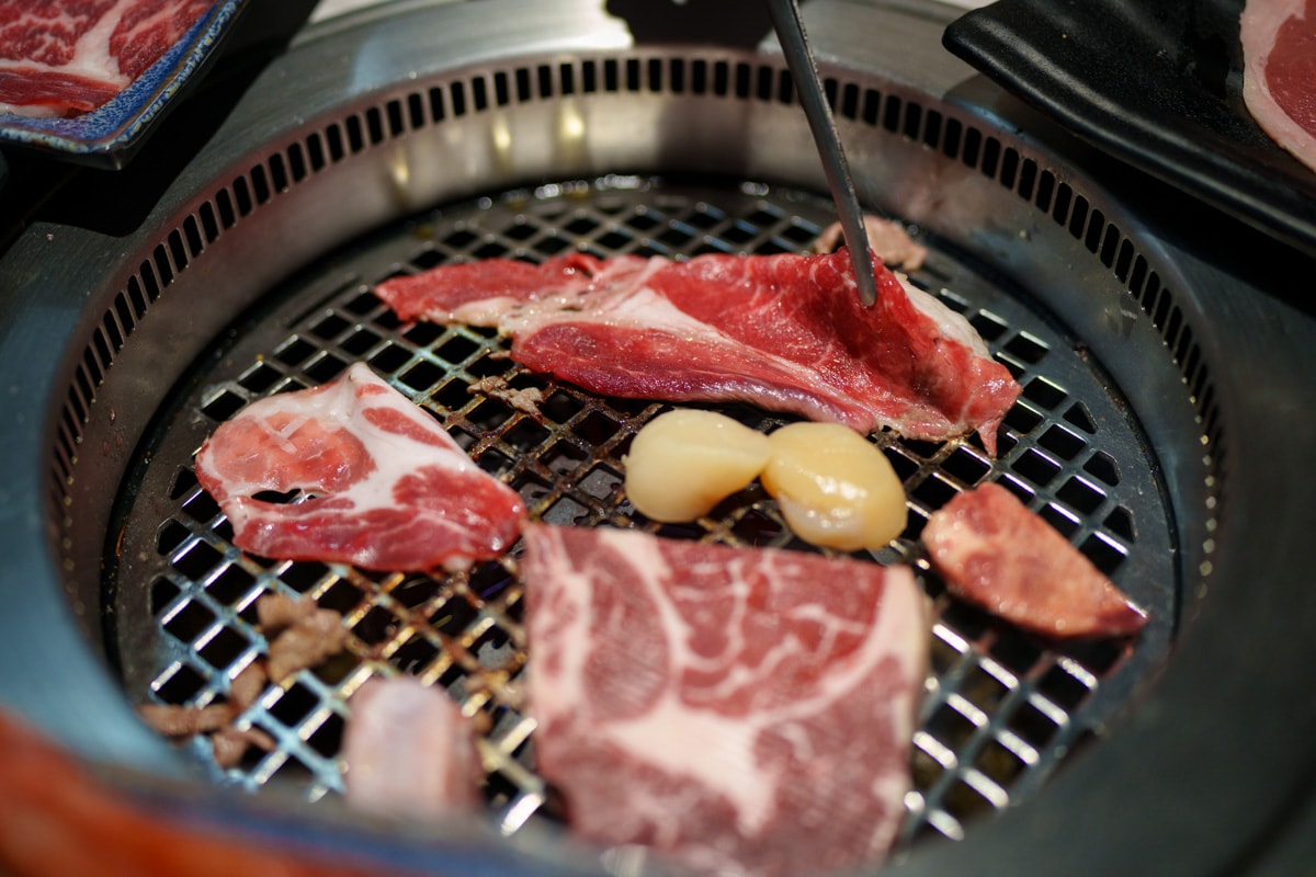 【炎上燒肉】板橋江子翠人氣燒肉吃到飽推薦，高達8種秘製沾醬，平日最低698元起即享生啤酒暢飲，和牛、生蠔、生食級干貝任你挑選！江子翠美食推薦