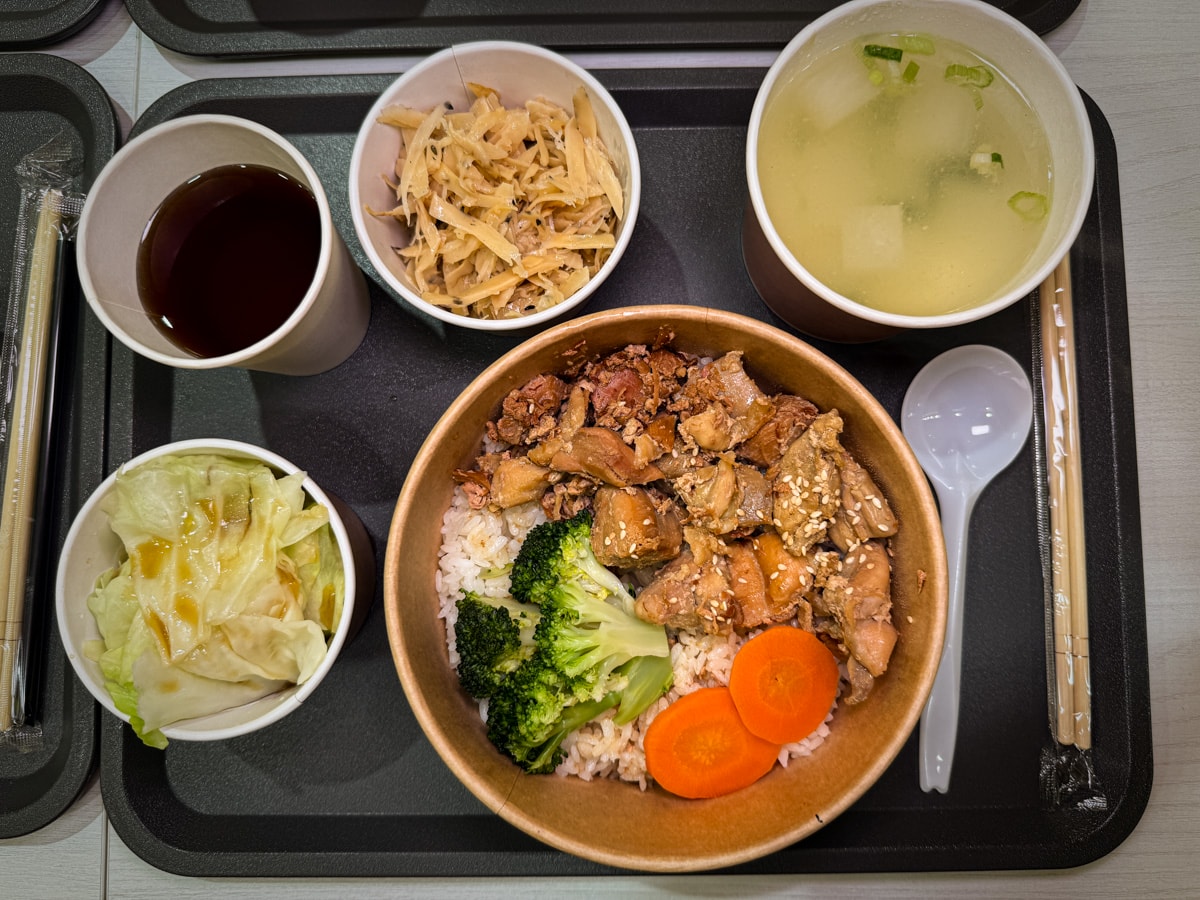 【小鹿亭】台北公館美食餐廳推薦,特色必點咖哩飯、滷肉飯,內用紅茶可續杯!湯品跟咖哩醬免費加一次! - 第21張圖 【小鹿亭】台北公館美食餐廳推薦,特色必點咖哩飯、滷肉飯,內用紅茶可續杯!湯品跟咖哩醬免費加一次!