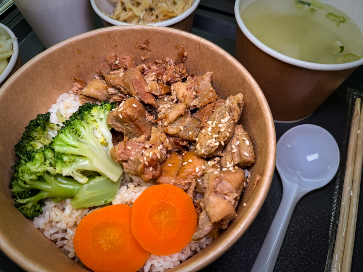 【小鹿亭】台北公館美食餐廳推薦,特色必點咖哩飯、滷肉飯,內用紅茶可續杯!湯品跟咖哩醬免費加一次! - 第22張圖 【小鹿亭】台北公館美食餐廳推薦,特色必點咖哩飯、滷肉飯,內用紅茶可續杯!湯品跟咖哩醬免費加一次!