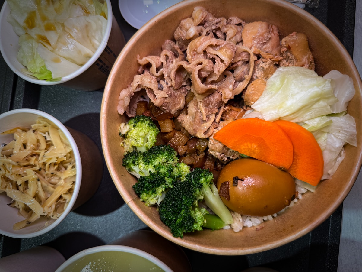 【小鹿亭】台北公館美食餐廳推薦,特色必點咖哩飯、滷肉飯,內用紅茶可續杯!湯品跟咖哩醬免費加一次! - 第28張圖 【小鹿亭】台北公館美食餐廳推薦,特色必點咖哩飯、滷肉飯,內用紅茶可續杯!湯品跟咖哩醬免費加一次!