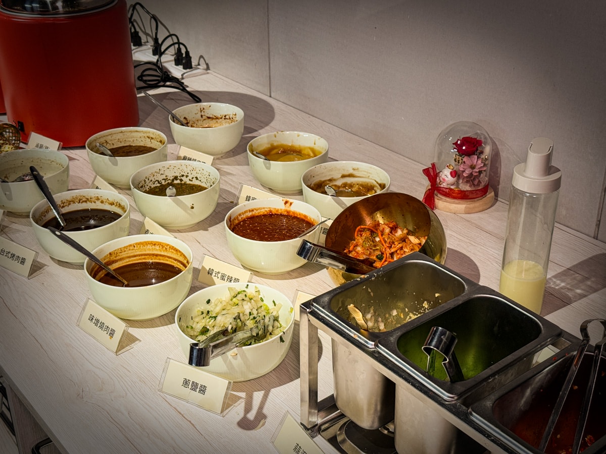 【炎上燒肉】板橋江子翠人氣燒肉吃到飽推薦，高達8種秘製沾醬，平日最低698元起即享生啤酒暢飲，和牛、生蠔、生食級干貝任你挑選！江子翠美食推薦