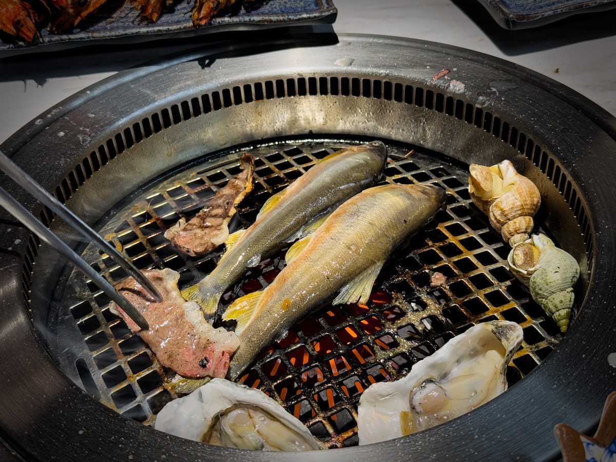 【炎上燒肉】板橋江子翠人氣燒肉吃到飽推薦，高達8種秘製沾醬，平日最低698元起即享生啤酒暢飲，和牛、生蠔、生食級干貝任你挑選！江子翠美食推薦
