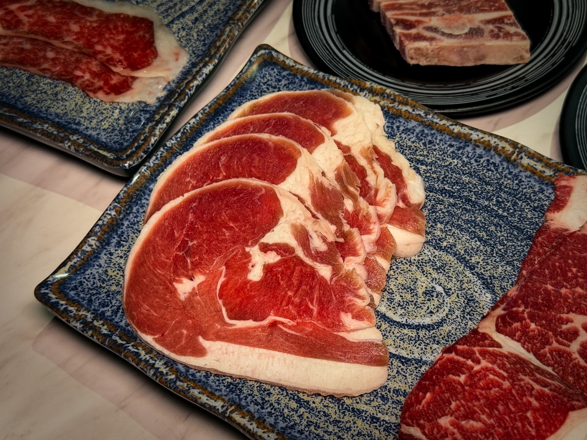 【炎上燒肉】板橋江子翠人氣燒肉吃到飽推薦，高達8種秘製沾醬，平日最低698元起即享生啤酒暢飲，和牛、生蠔、生食級干貝任你挑選！江子翠美食推薦