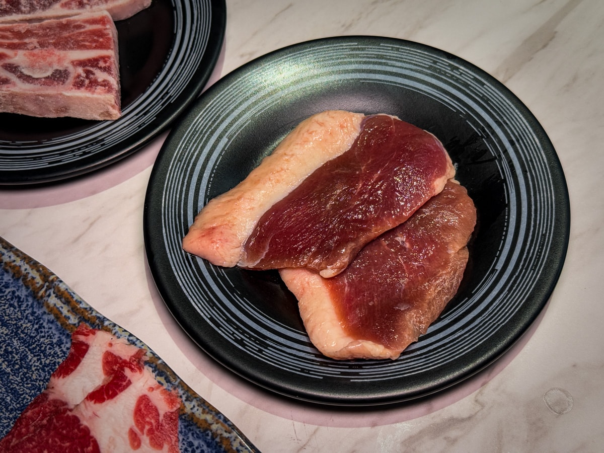 【炎上燒肉】板橋江子翠人氣燒肉吃到飽推薦，高達8種秘製沾醬，平日最低698元起即享生啤酒暢飲，和牛、生蠔、生食級干貝任你挑選！江子翠美食推薦