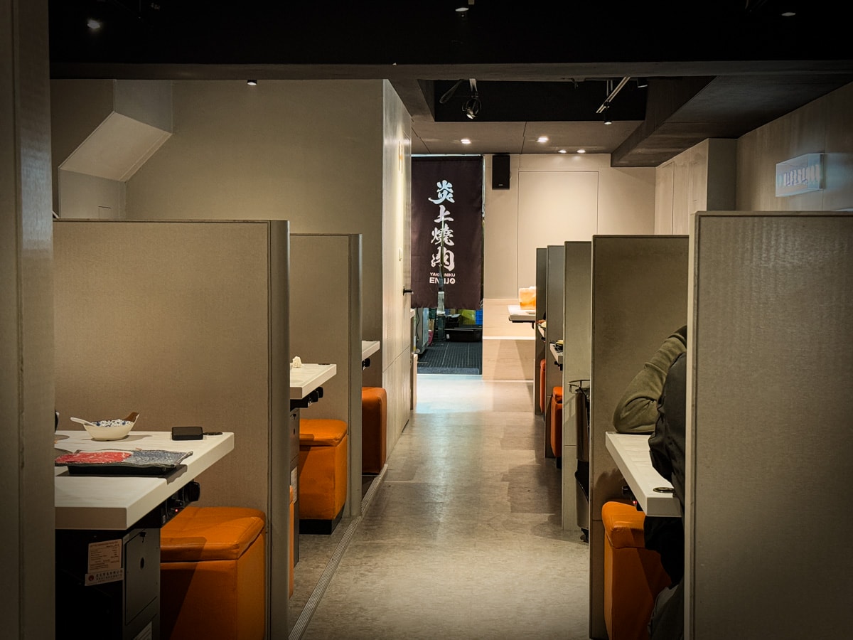【炎上燒肉】板橋江子翠人氣燒肉吃到飽推薦，高達8種秘製沾醬，平日最低698元起即享生啤酒暢飲，和牛、生蠔、生食級干貝任你挑選！江子翠美食推薦