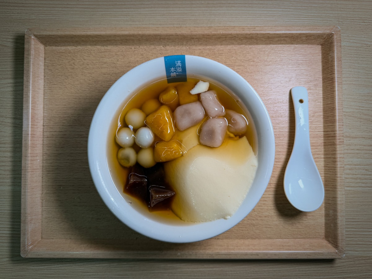 【滿溢本舖】高雄必吃人氣甜點推薦，代代相傳50年的手作豆花甜品冰品專賣店，20多種配料多元搭配！