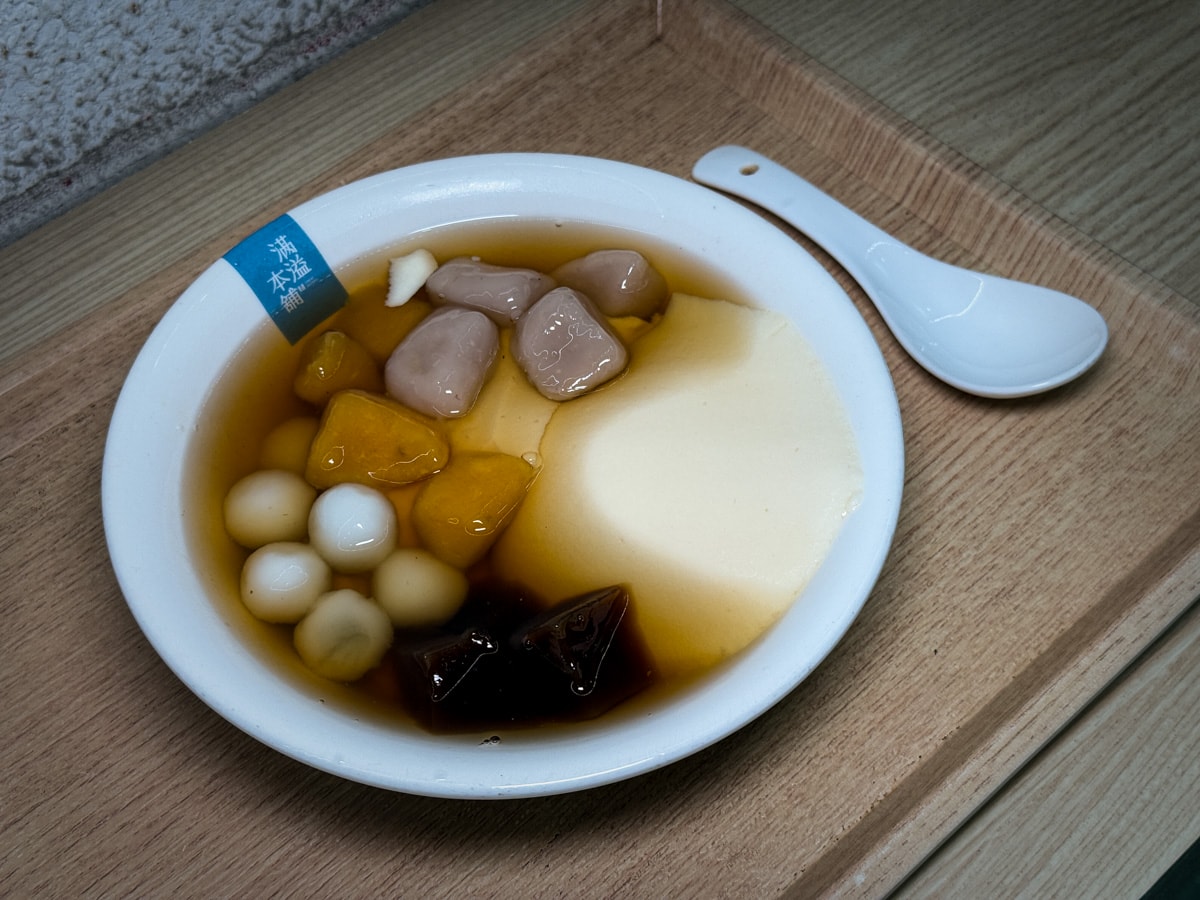 【滿溢本舖】高雄必吃人氣甜點推薦，代代相傳50年的手作豆花甜品冰品專賣店，20多種配料多元搭配！