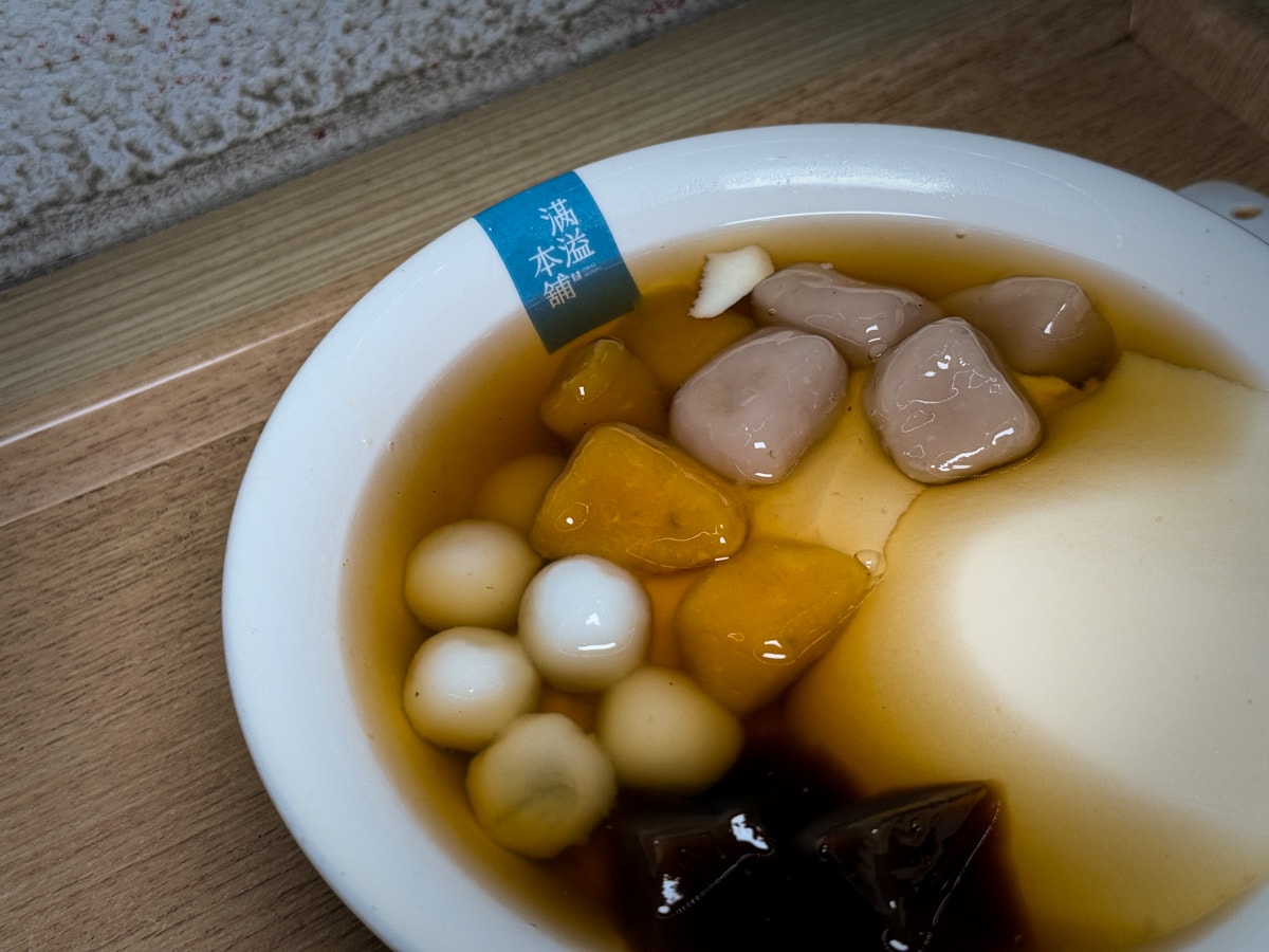 【滿溢本舖】高雄必吃人氣甜點推薦，代代相傳50年的手作豆花甜品冰品專賣店，20多種配料多元搭配！