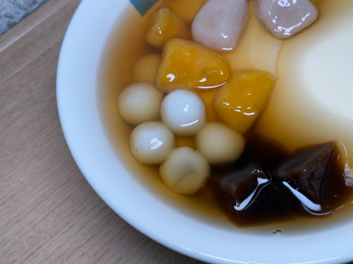 【滿溢本舖】高雄必吃人氣甜點推薦，代代相傳50年的手作豆花甜品冰品專賣店，20多種配料多元搭配！