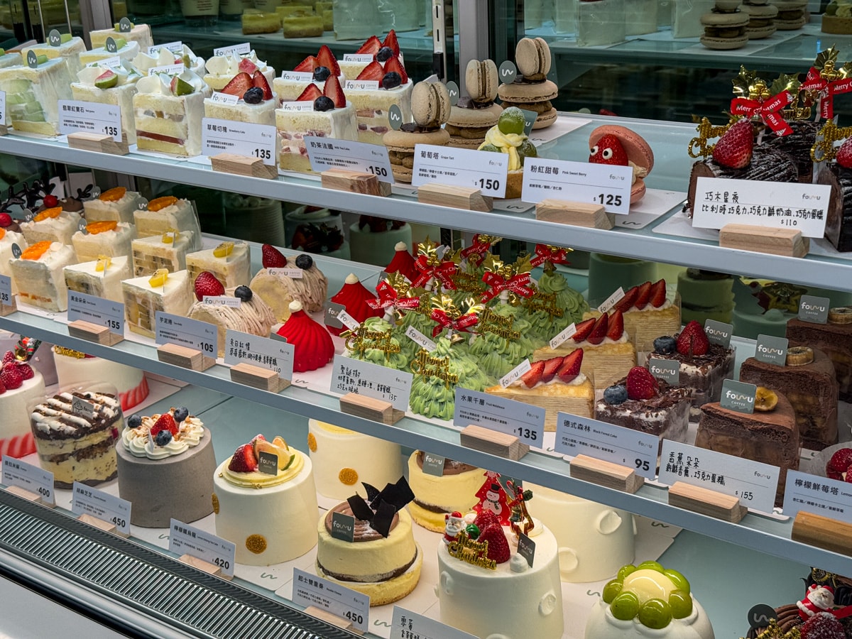 【FOUR U Coffee】高雄巨蛋咖啡廳美食推薦，必吃四吋蛋糕與特色輕食，漢神巨蛋附近最質感的美食餐廳！