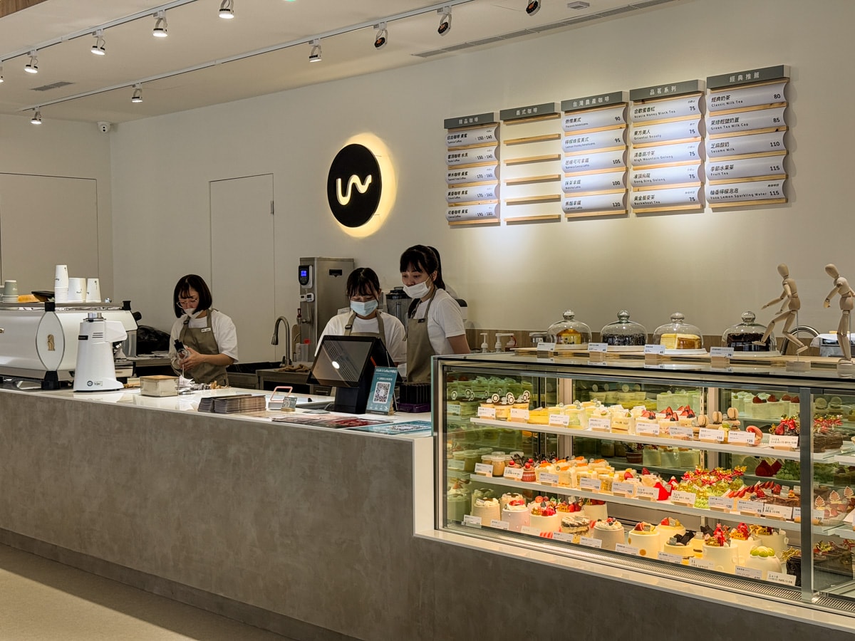 【FOUR U Coffee】高雄巨蛋咖啡廳美食推薦，必吃四吋蛋糕與特色輕食，漢神巨蛋附近最質感的美食餐廳！