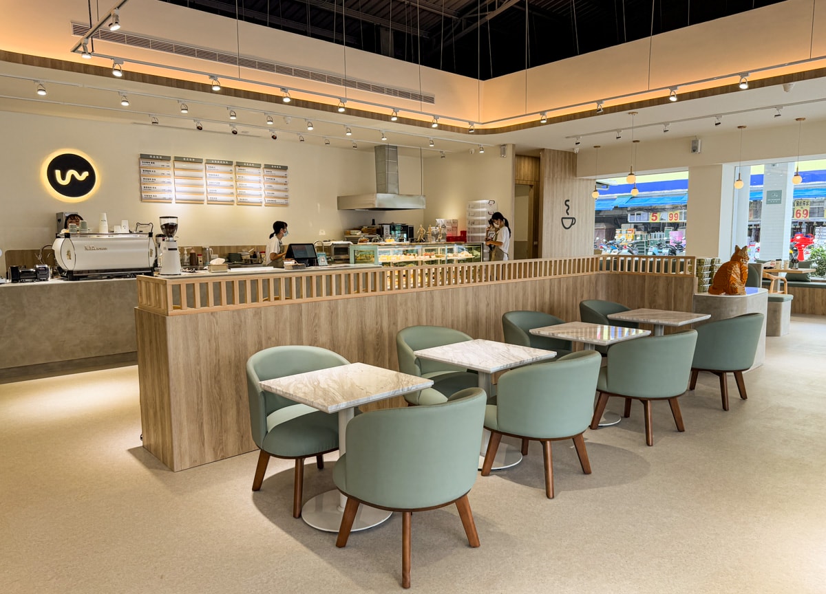 【FOUR U Coffee】高雄巨蛋咖啡廳美食推薦，必吃四吋蛋糕與特色輕食，漢神巨蛋附近最質感的美食餐廳！
