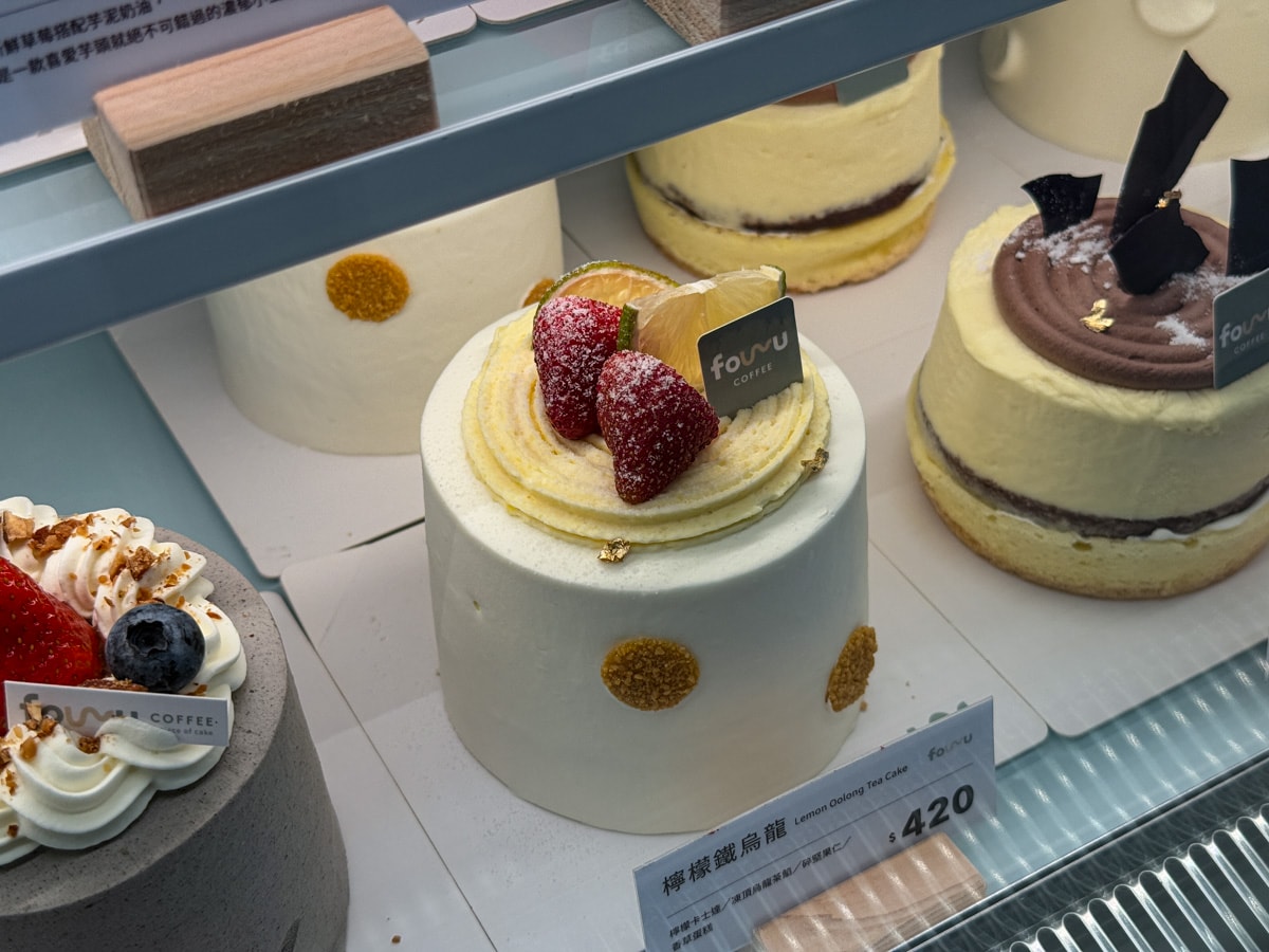 【FOUR U Coffee】高雄巨蛋咖啡廳美食推薦，必吃四吋蛋糕與特色輕食，漢神巨蛋附近最質感的美食餐廳！