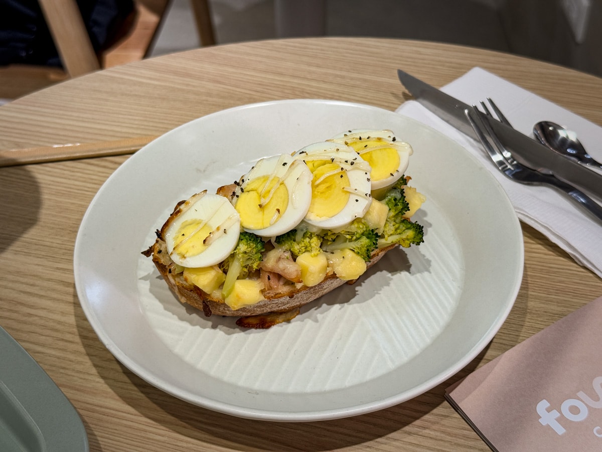【FOUR U Coffee】高雄巨蛋咖啡廳美食推薦，必吃四吋蛋糕與特色輕食，漢神巨蛋附近最質感的美食餐廳！