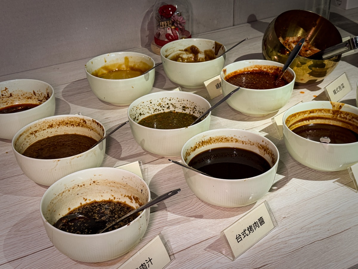 【炎上燒肉】板橋江子翠人氣燒肉吃到飽推薦，高達8種秘製沾醬，平日最低698元起即享生啤酒暢飲，和牛、生蠔、生食級干貝任你挑選！江子翠美食推薦