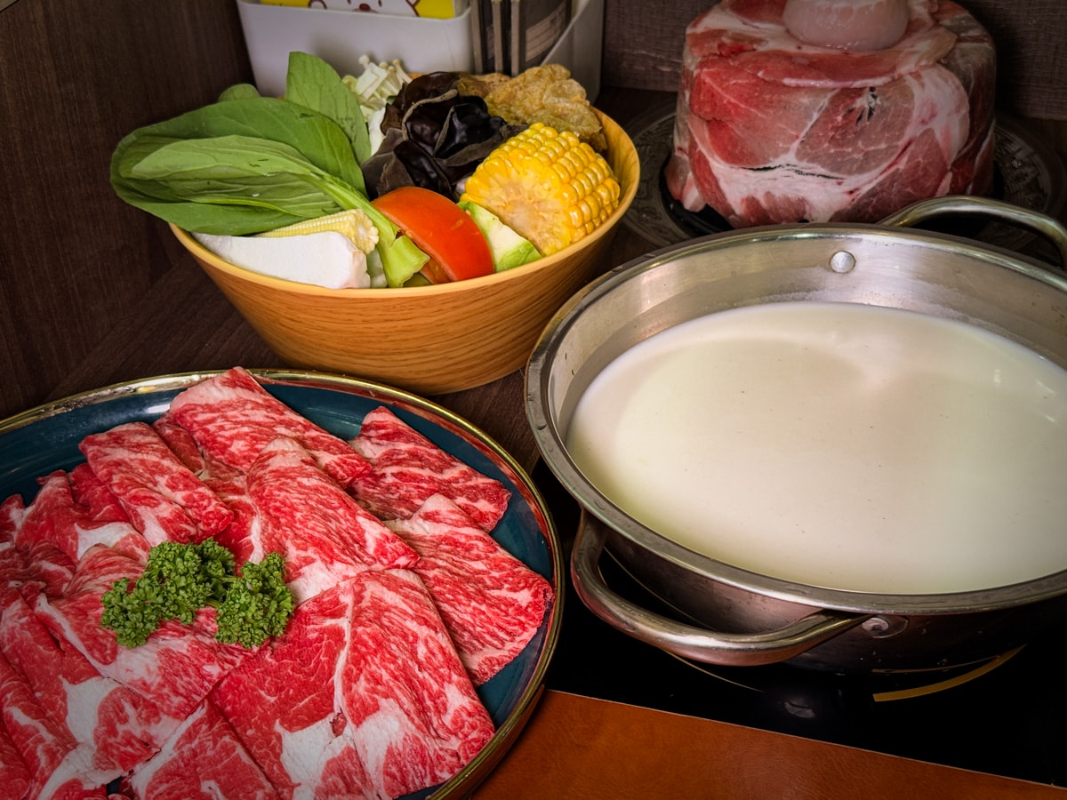 【初殿鍋物】中和景安站火鍋美食推薦，平日套餐299元起，內建超好吃被火鍋耽誤的滷肉飯！