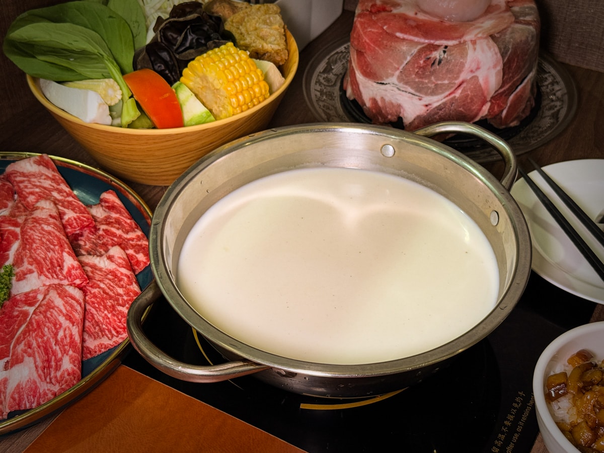【初殿鍋物】中和景安站火鍋美食推薦，平日套餐299元起，內建超好吃被火鍋耽誤的滷肉飯！