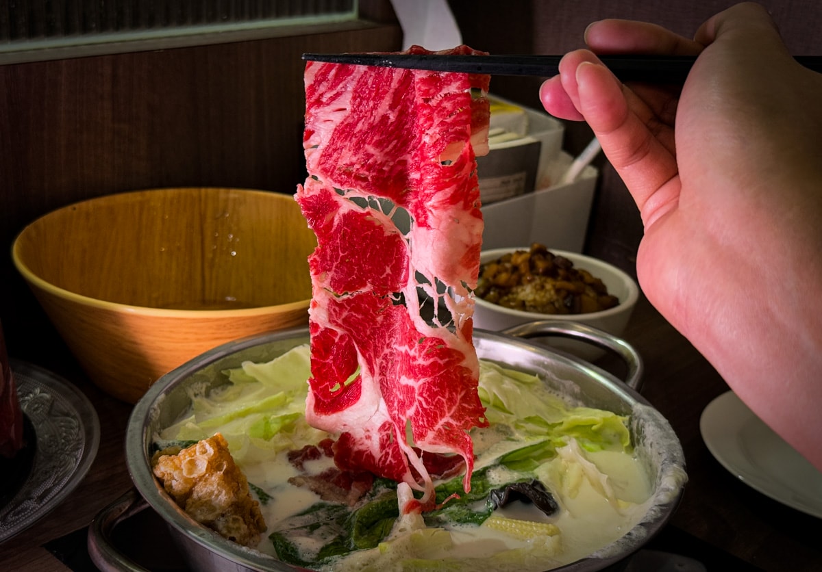 【初殿鍋物】中和景安站火鍋美食推薦，平日套餐299元起，內建超好吃被火鍋耽誤的滷肉飯！