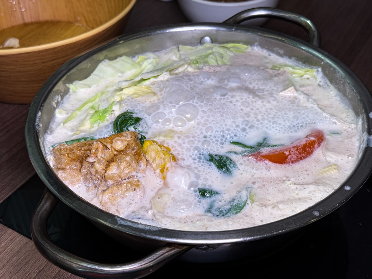 【初殿鍋物】中和景安站火鍋美食推薦，平日套餐299元起，內建超好吃被火鍋耽誤的滷肉飯！