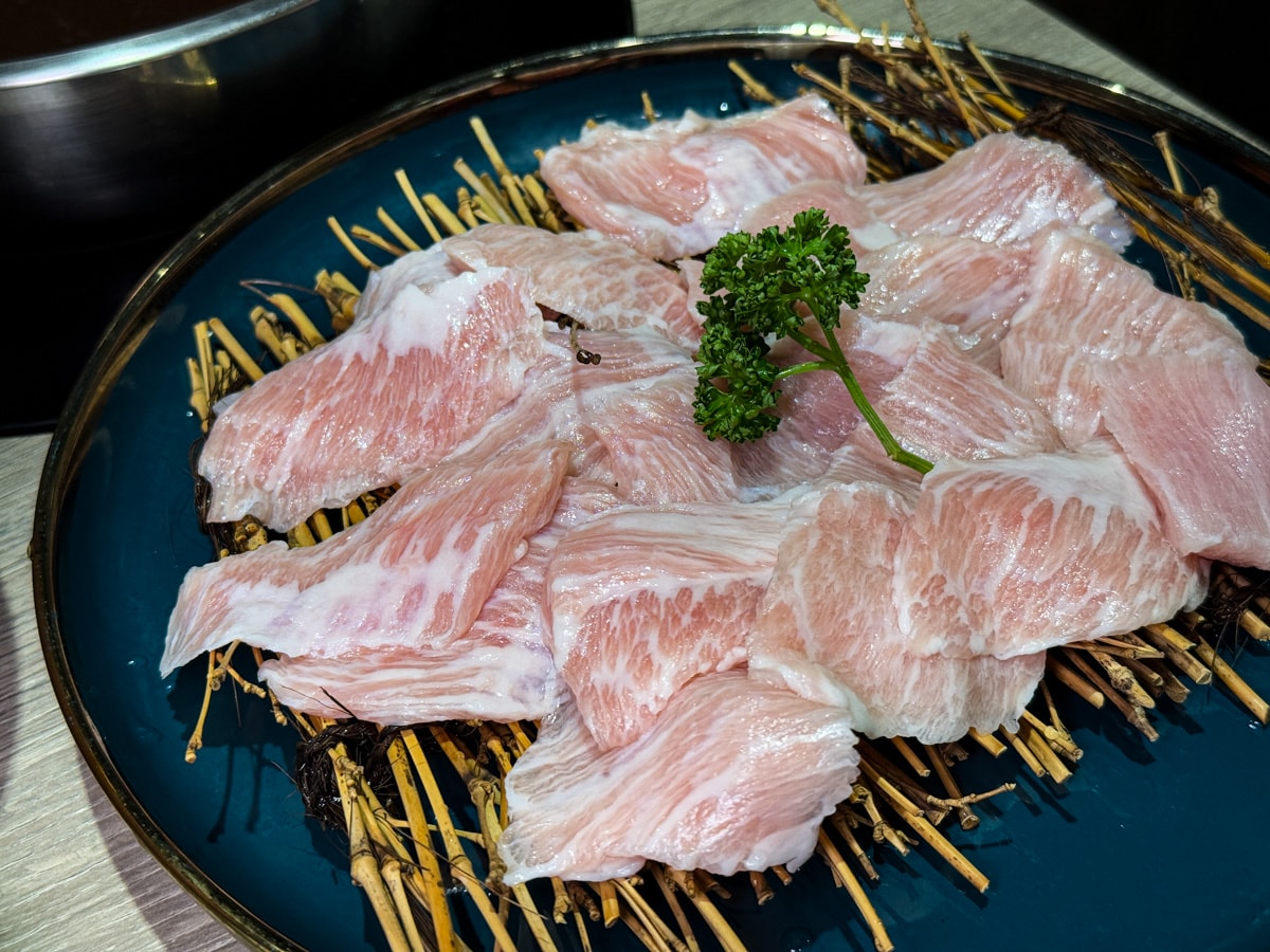 【初殿鍋物】台北永春站人氣火鍋美食推薦，平日套餐299元起，信義區必吃的平價火鍋餐廳推薦！