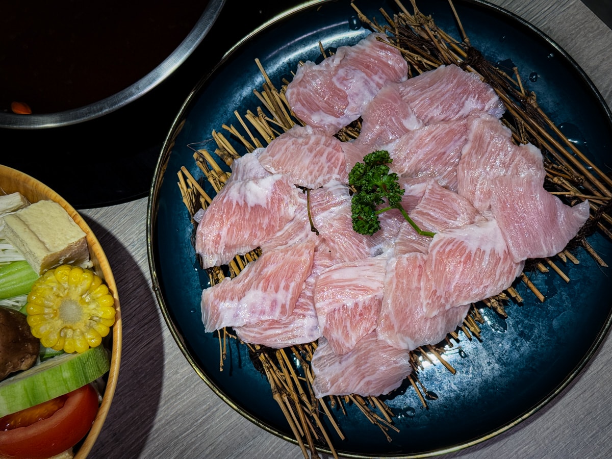 【初殿鍋物】台北永春站人氣火鍋美食推薦，平日套餐299元起，信義區必吃的平價火鍋餐廳推薦！