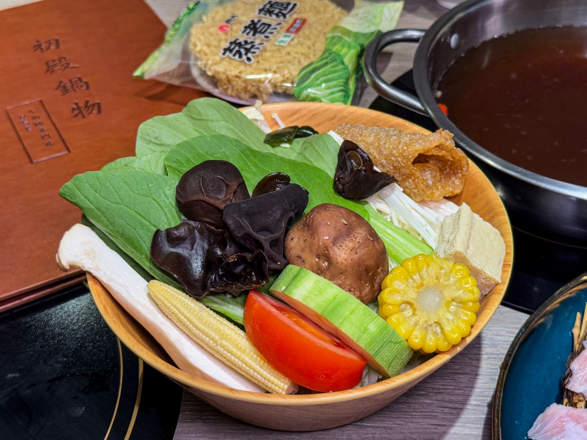 【初殿鍋物】台北永春站人氣火鍋美食推薦，平日套餐299元起，信義區必吃的平價火鍋餐廳推薦！