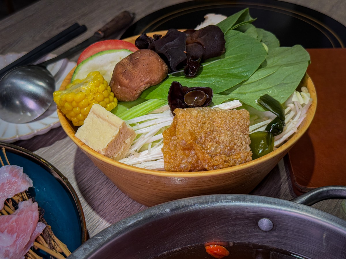 【初殿鍋物】台北永春站人氣火鍋美食推薦，平日套餐299元起，信義區必吃的平價火鍋餐廳推薦！