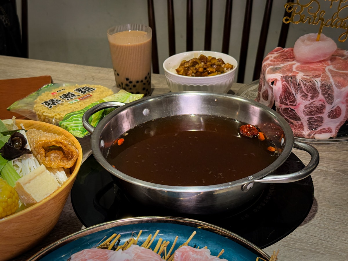【初殿鍋物】台北永春站人氣火鍋美食推薦，平日套餐299元起，信義區必吃的平價火鍋餐廳推薦！